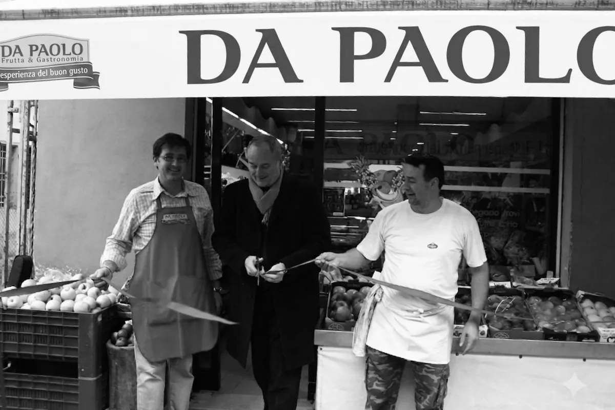 Il taglio del nastro all'inaugurazione della gastronomia Da Paolo a Modena, 2010