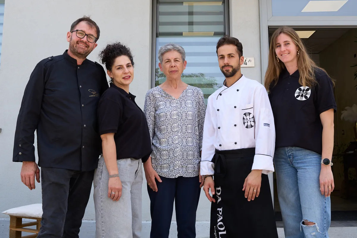 Il team Da Paolo davanti alla sede di San Prospero