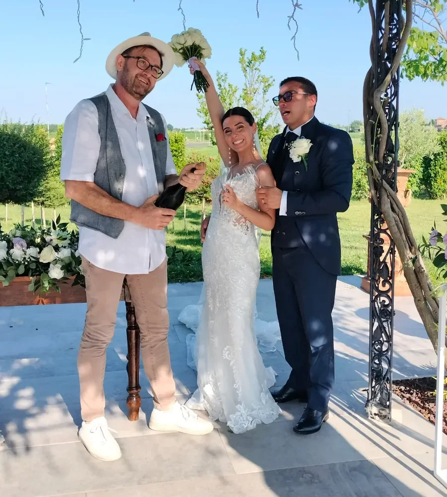 Brindisi con gli sposi durante il ricevimento di matrimonio