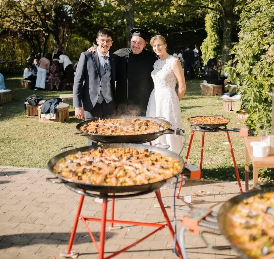 Show cooking con paella durante un matrimonio, lo chef con gli sposi