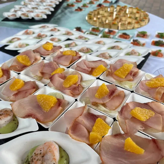 Monoporzioni di finger food servite in piattini compostabili